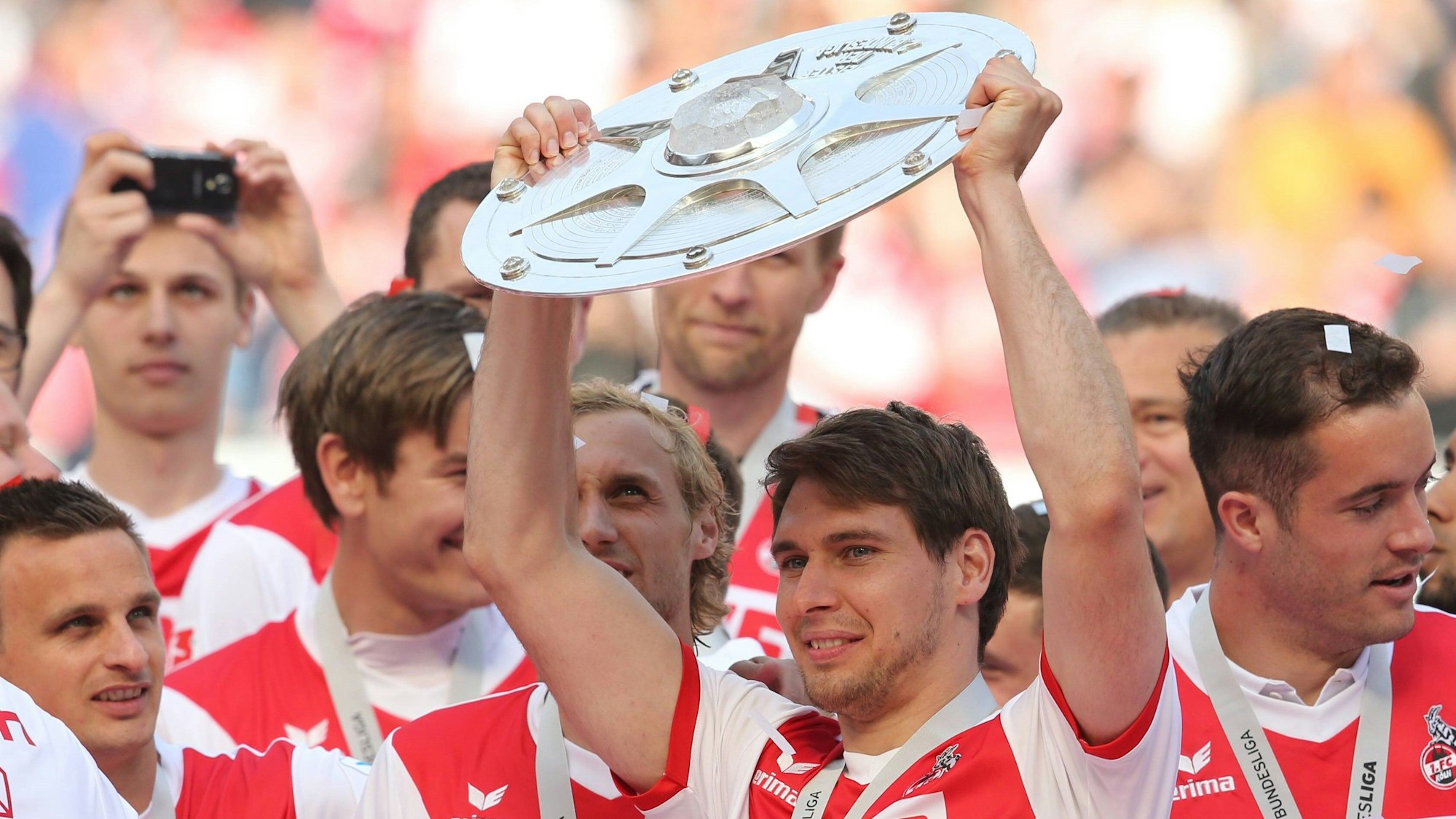 Patrick Helmes reckt 2014 im FC-Trikot die Meisterschale der 2. Liga in die Höhe.