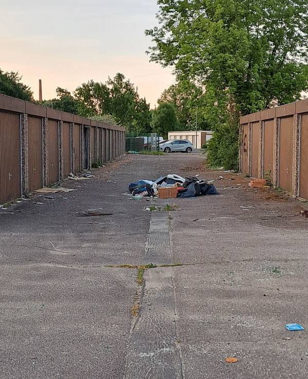 Das Foto zeigt zugemüllte Garagen in der Elias-Gut-Straße. Ein trauriger Anblick.