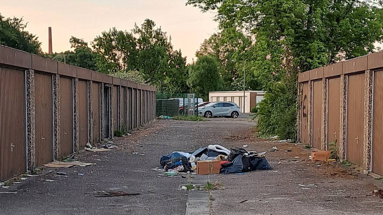 Das Foto zeigt zugemüllte Garagen in der Elias-Gut-Straße. Ein trauriger Anblick.
