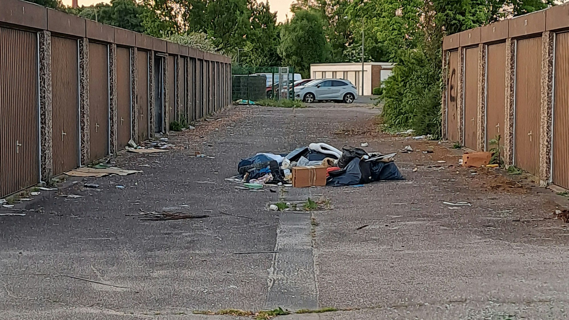 Das Foto zeigt zugemüllte Garagen in der Elias-Gut-Straße. Ein trauriger Anblick.