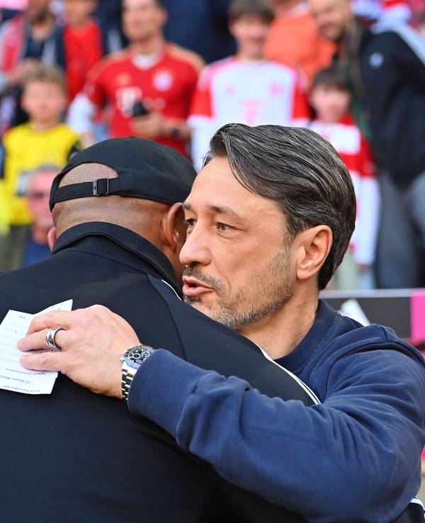 Niko Kovac und Vincent Kompany begrüßen sich vor dem Bundesliga-Duell zwischen Bayern München und Borussia Dortmund.