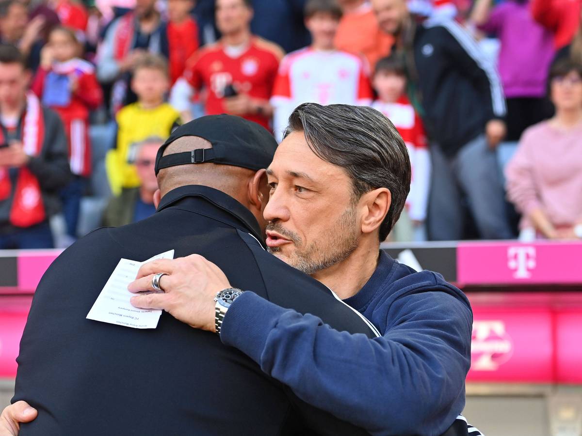 Niko Kovac und Vincent Kompany begrüßen sich vor dem Bundesliga-Duell zwischen Bayern München und Borussia Dortmund.