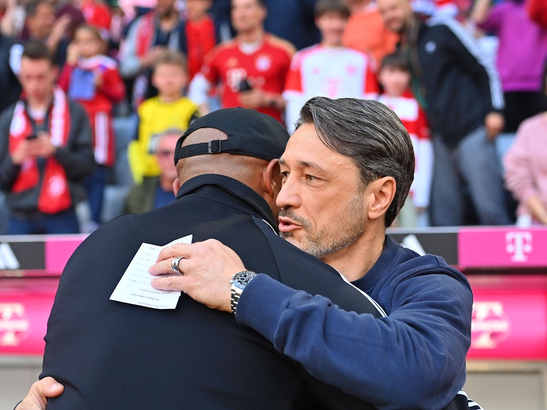 Niko Kovac und Vincent Kompany begrüßen sich vor dem Bundesliga-Duell zwischen Bayern München und Borussia Dortmund.