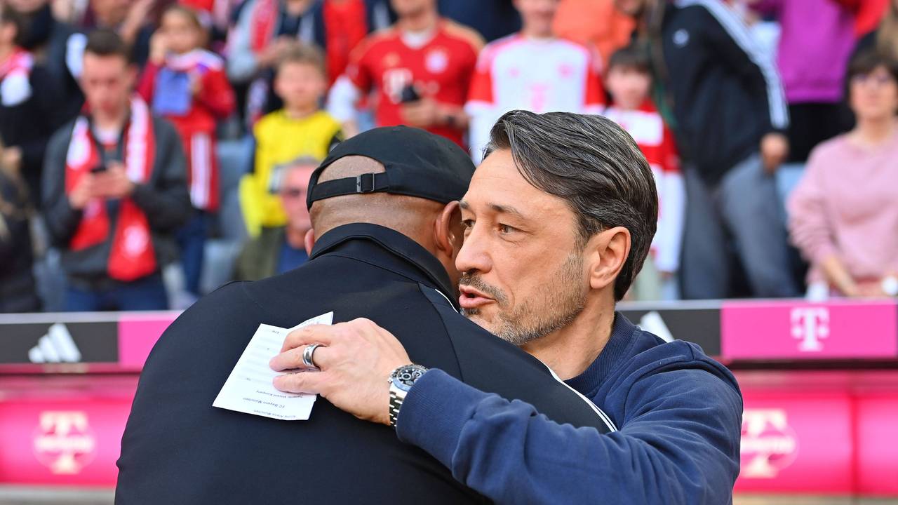 Niko Kovac und Vincent Kompany begrüßen sich vor dem Bundesliga-Duell zwischen Bayern München und Borussia Dortmund.