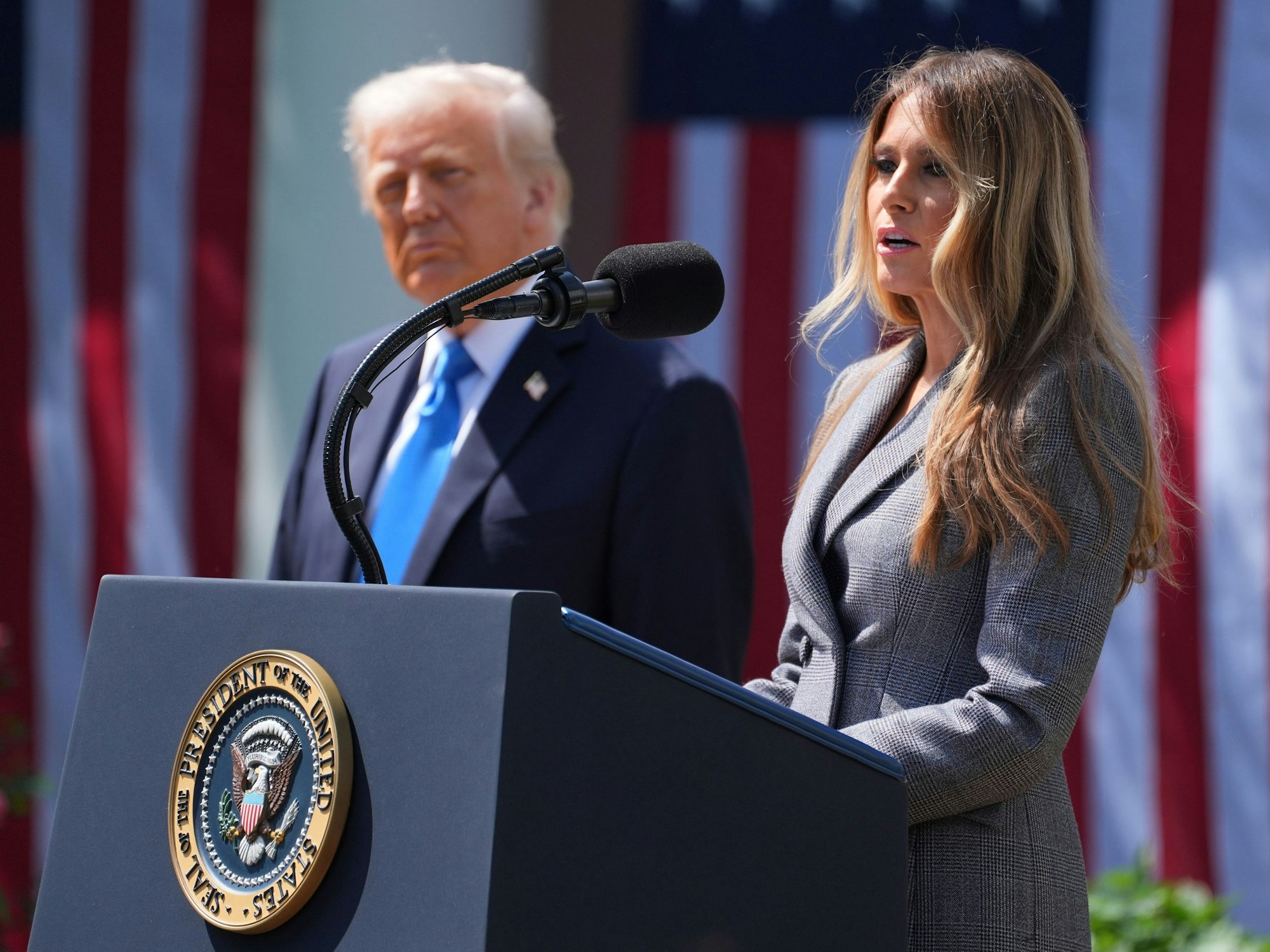 First Lady Melania Trump spricht neben US-Präsident Donald Trump vor der Unterzeichnung eines Gesetzes im Rosengarten des Weißen Hauses.