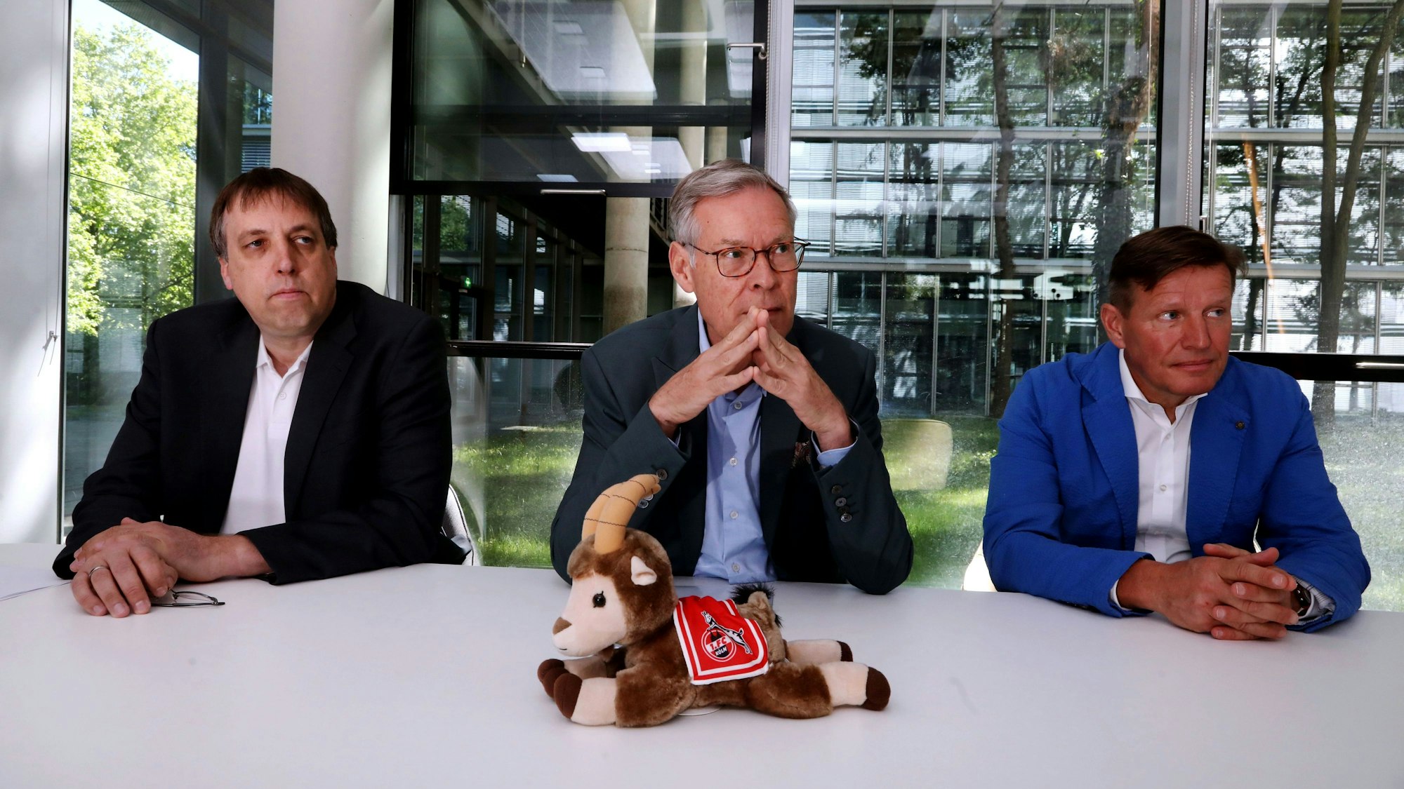 Gespräch mit möglichen Kandidaten für den Vorstand des Fußballvereins 1. FC Köln: Thorsten Kiesewetter, Sven-Georg Adenauer und Martin Hollweck (v.l.).