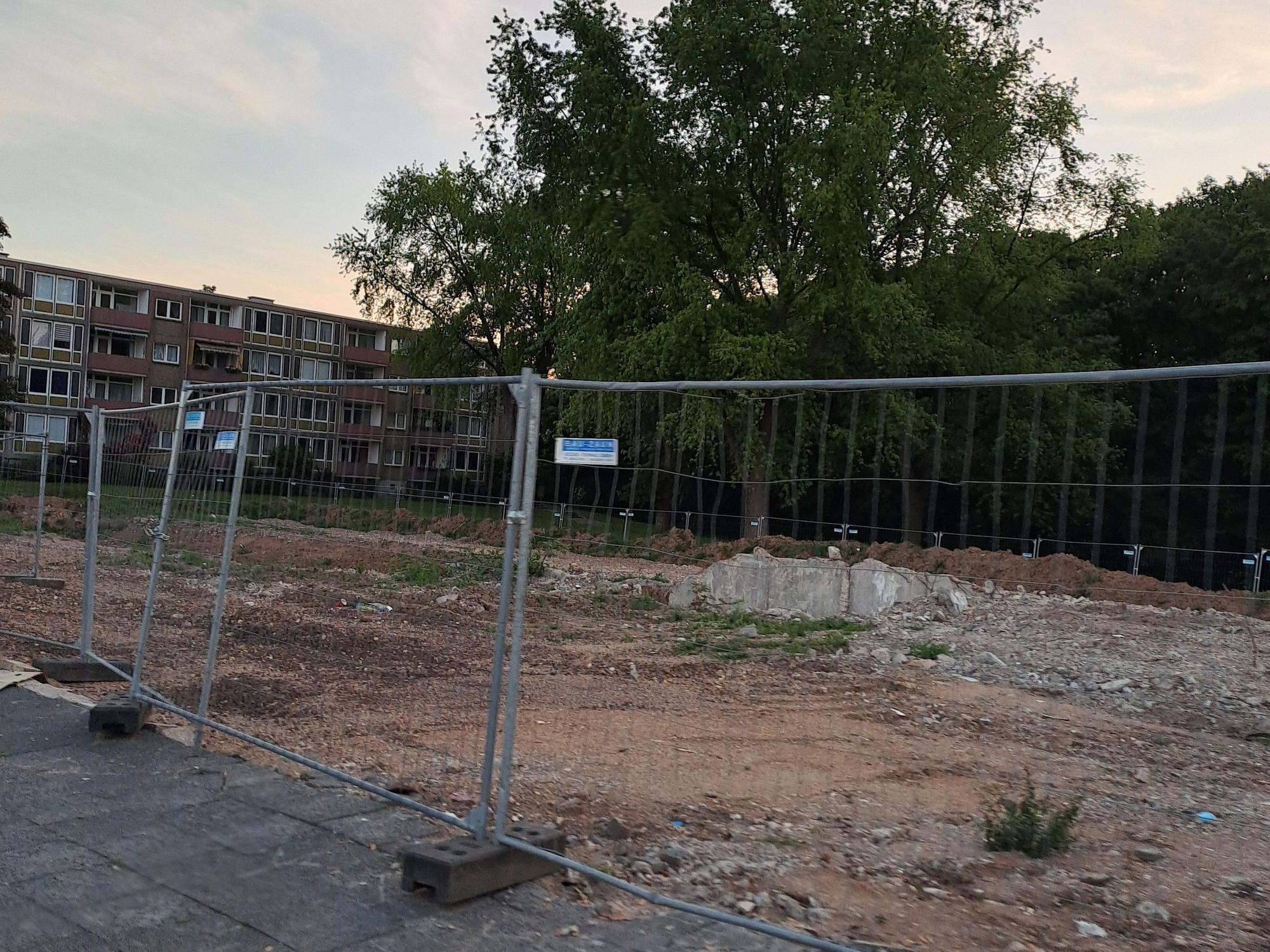 Baustellenzäune im Bereich der Elias-Gut-Straße. Im Hintergrund ist noch ein Block mit den sogenannten „Hollandhäusern“ zu sehen.