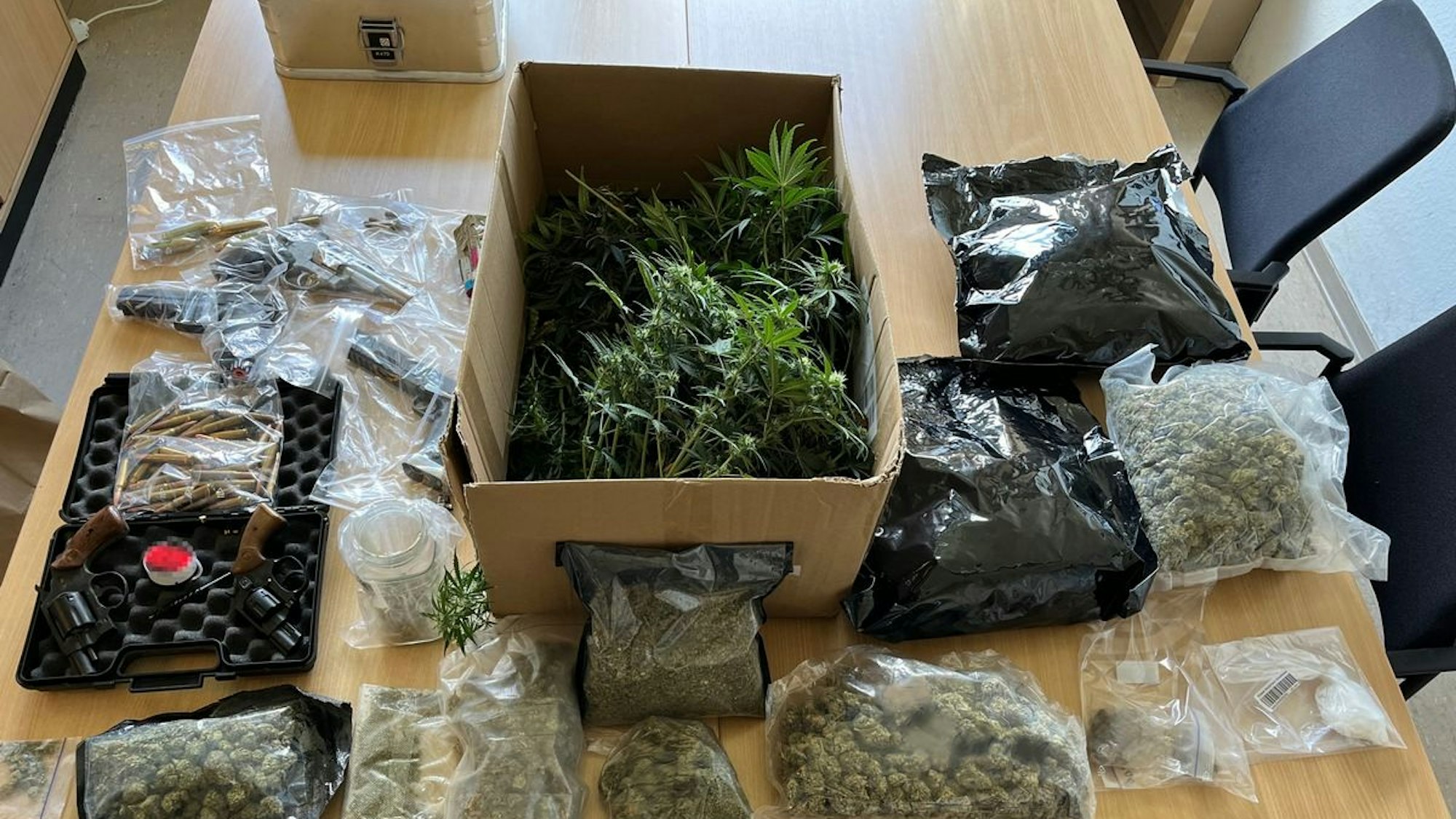 Sichergestellte Cannabispflanzen und Waffen nach einer Durchsuchung in Hagen-Eilpe