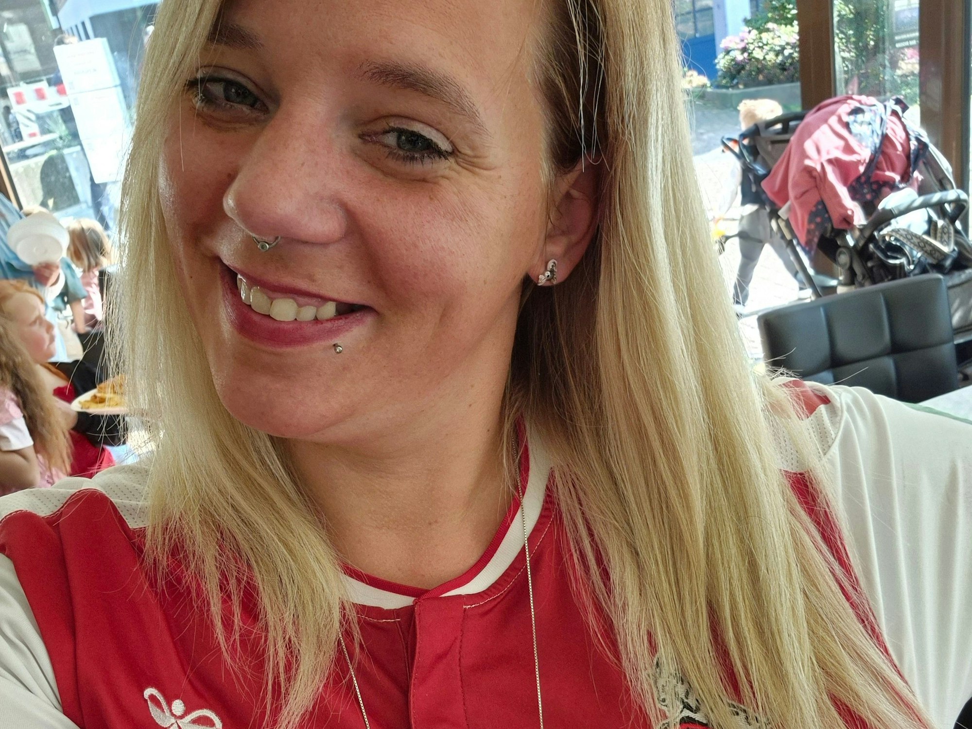 Eine Frau trägt ein Fan-Shirt des 1. FC Köln.