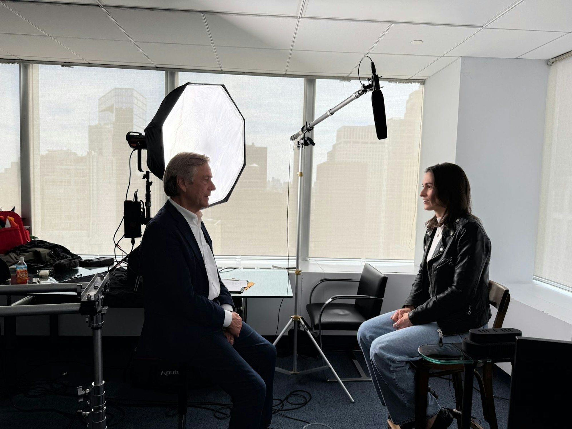 Könnte Präsident Trump die USA bald vorbei am Bürgerwillen gemeinsam mit den Silicon Valley-Oligarchen regieren? Claus Kleber im Gespräch mit der Journalistin Vittoria Elliott. (Bild: ZDF/Angela Andersen)