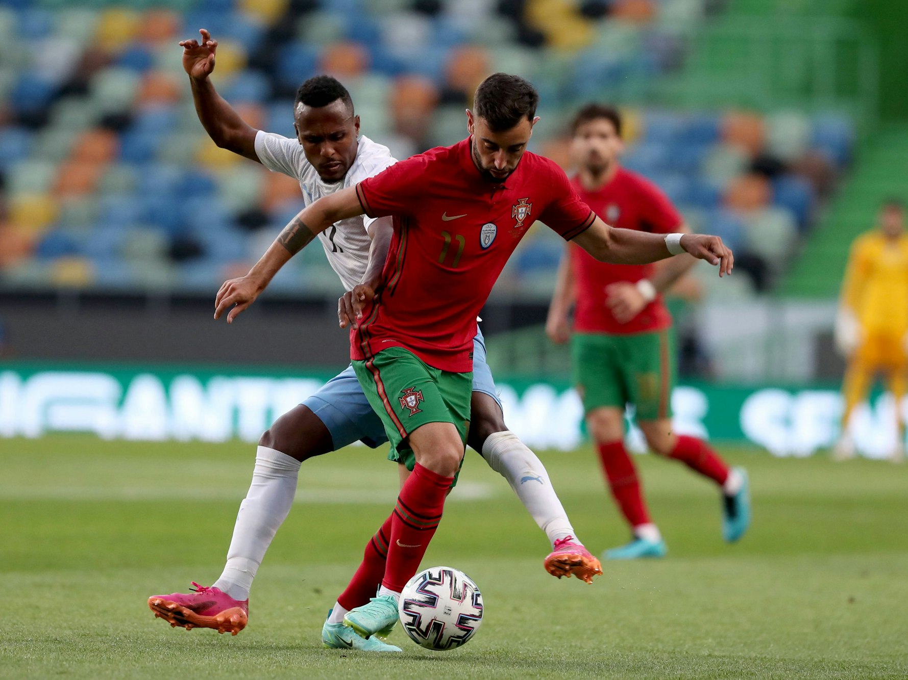 Der israelische Nationalspieler Gadi Kinda am 10. Juni 2021 während eines Freundschaftsspiels gegen Portugal im Zweikampf mit Bruno Fernandes.