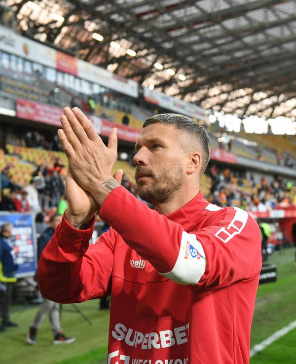Lukas Podolski applaudiert in die Fan-Kurve.