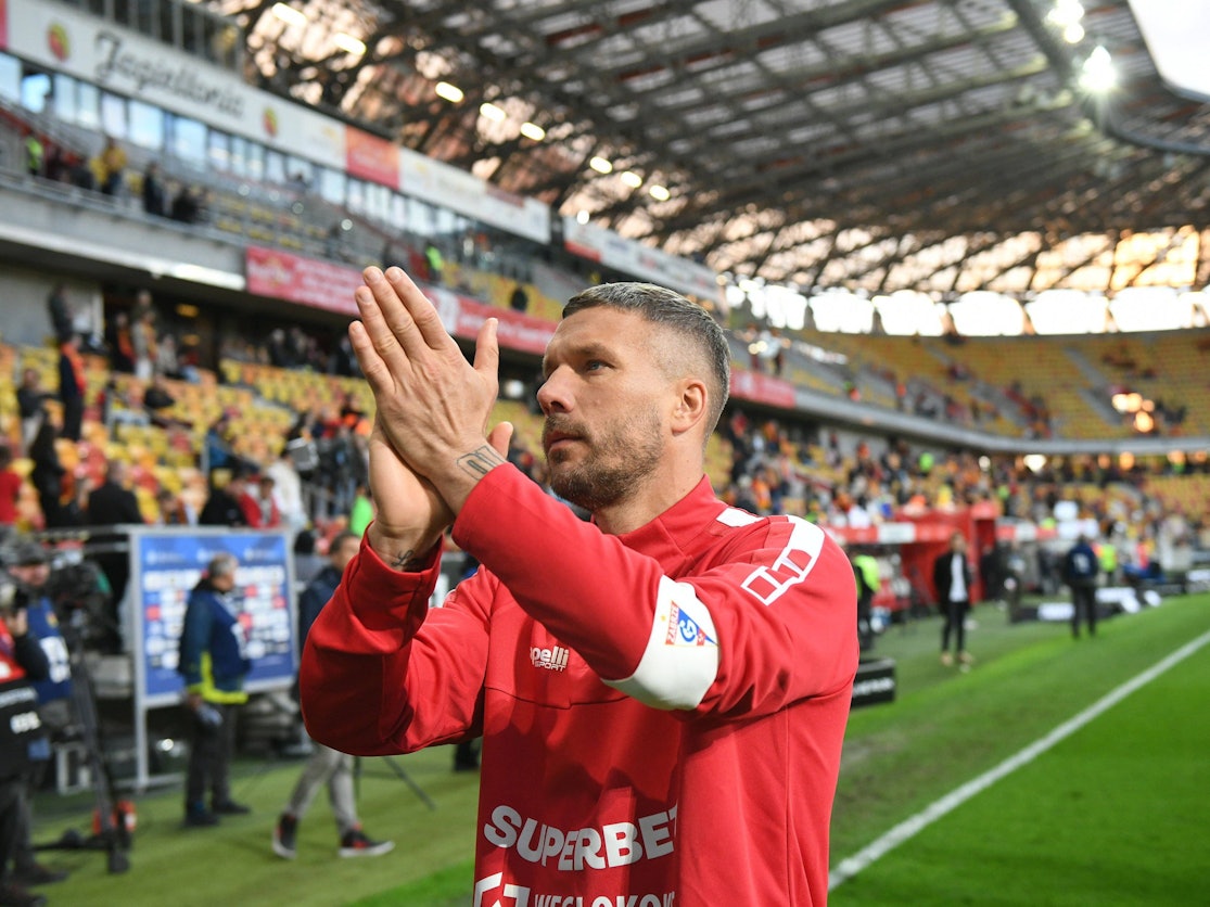 Lukas Podolski applaudiert in die Fan-Kurve.