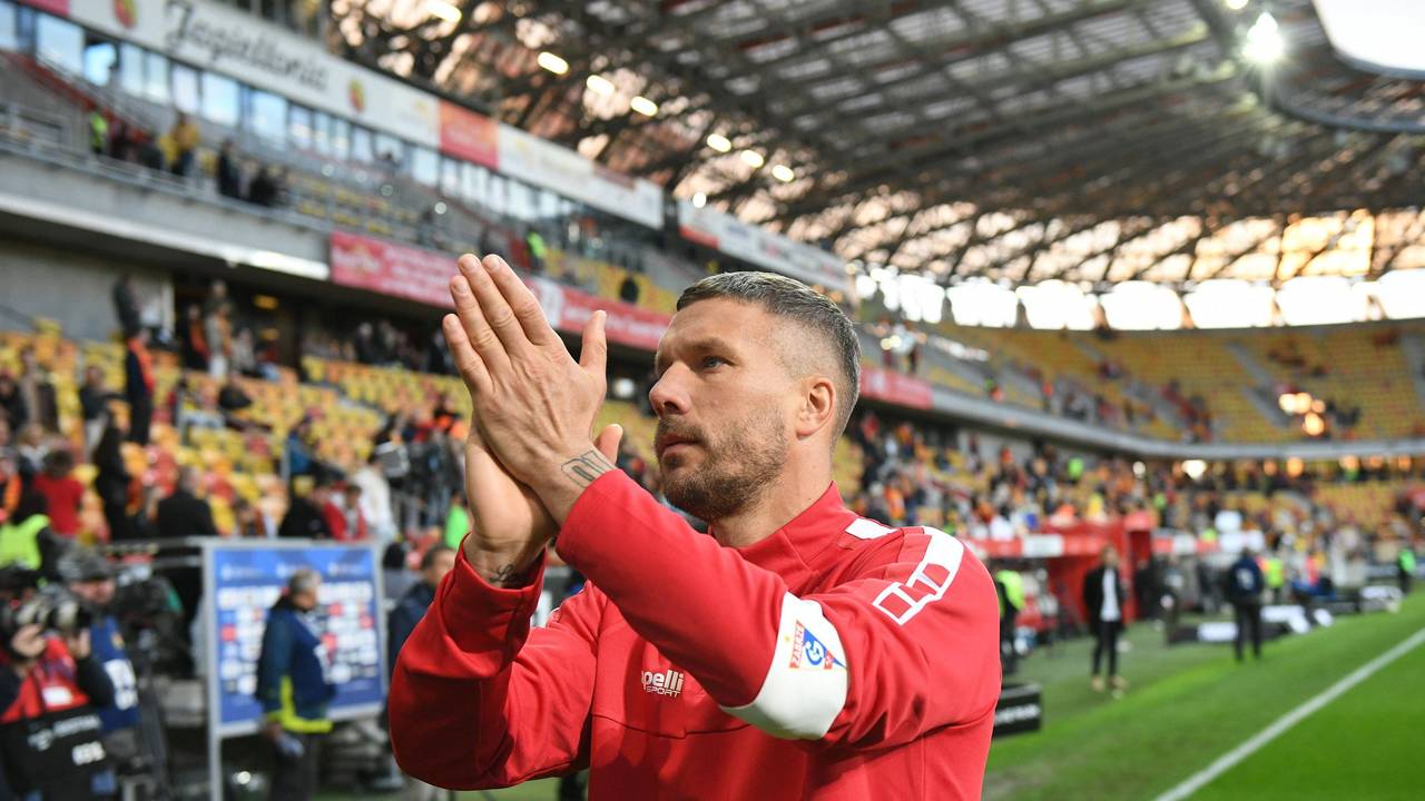 Lukas Podolski applaudiert in die Fan-Kurve.