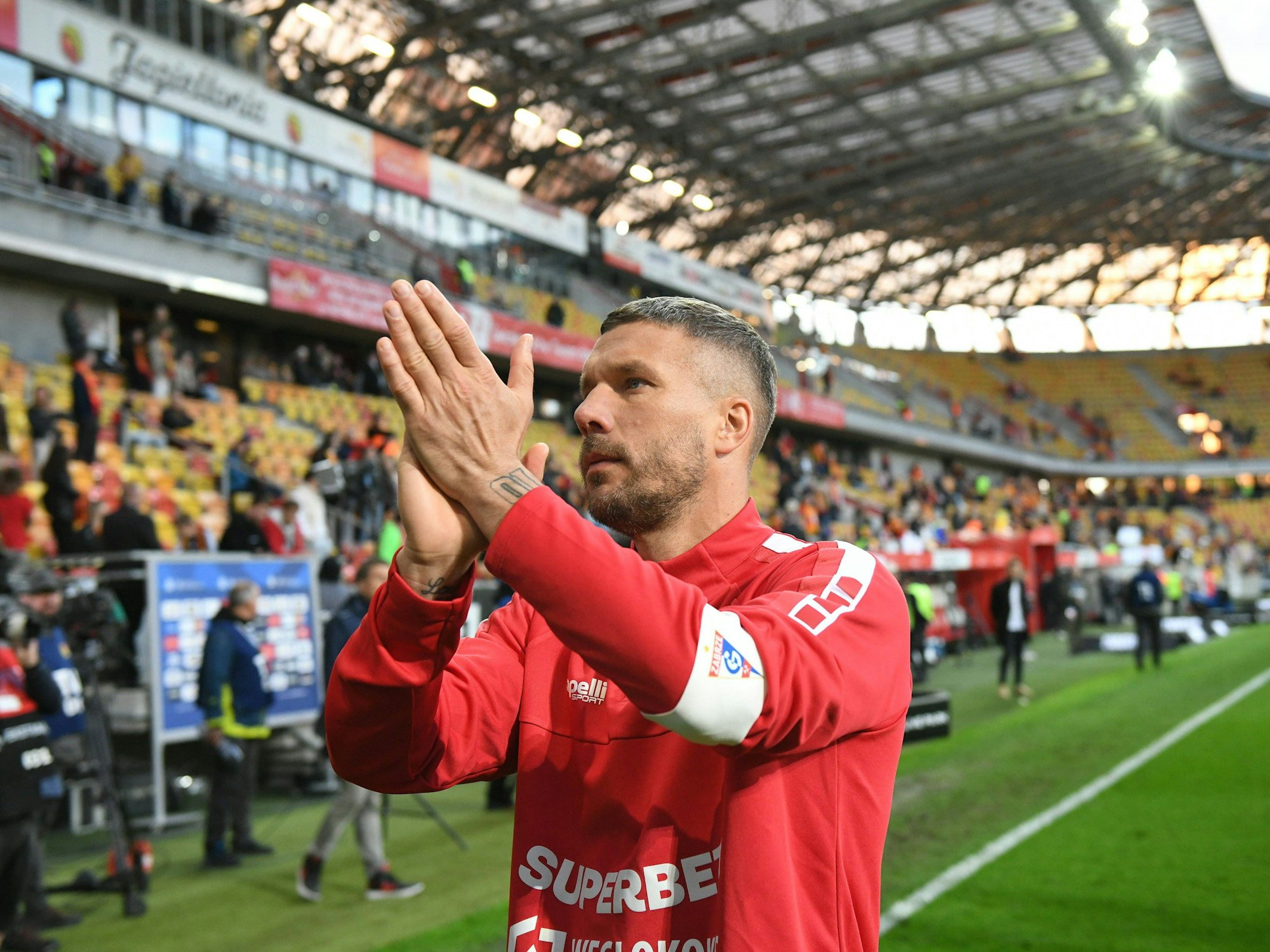 Lukas Podolski applaudiert in die Fan-Kurve.