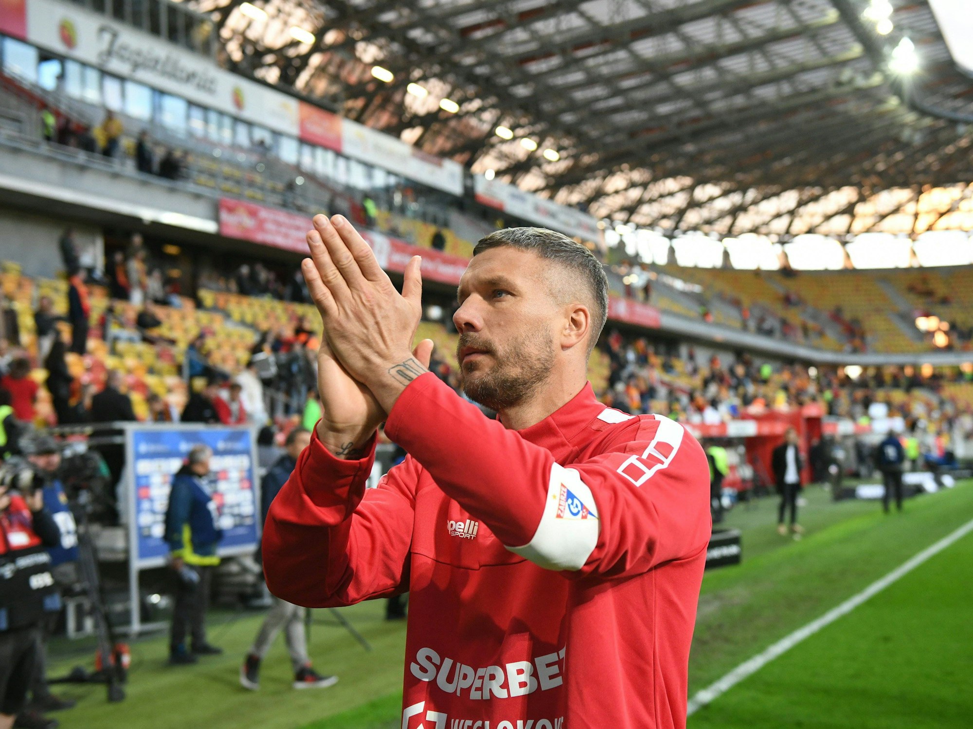 FC-Legende Lukas Podolski, hier am 4. Mai 2025 nach dem Spiel gegen Jagiellonia Bialystok, könnte sich schon bald von der Fußball-Bühne verabschieden.