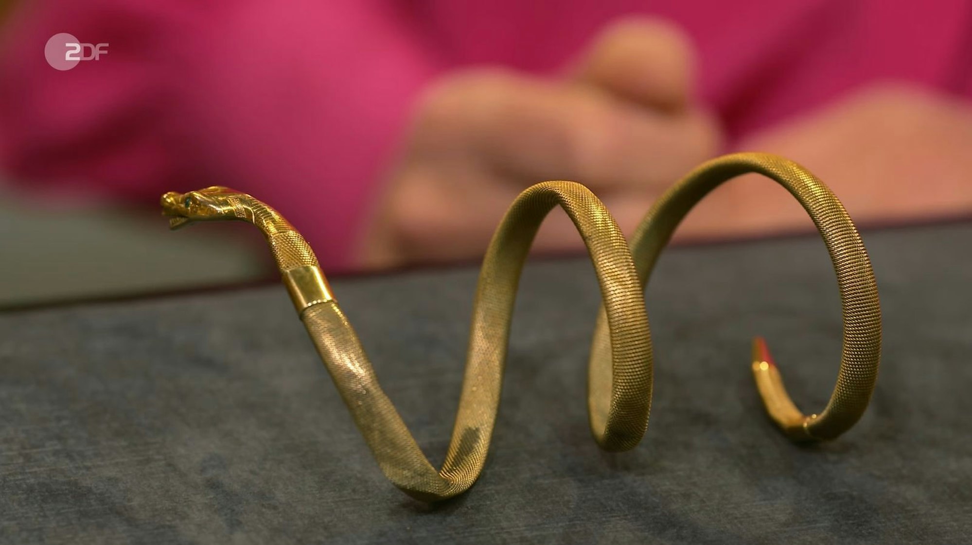 Ein Schmuck der ganz anderen Art schlängelte sich im Anschluss über den Tisch. Der Schlangen-Armreif, der vermutlich aus dem Beginn des 20. Jahrhunderts stammte, erreichte eine Expertise von 1.400 Euro. (Bild: ZDF)