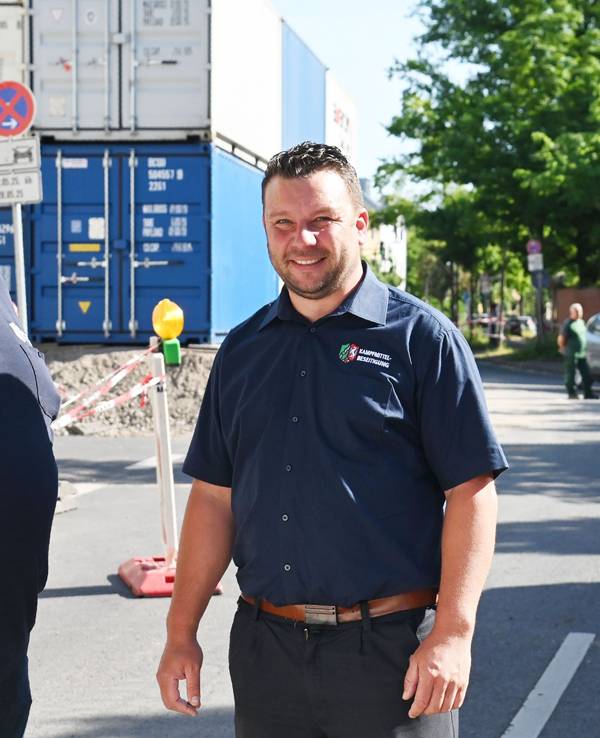 Zwei Männer stehen auf einer Straße.