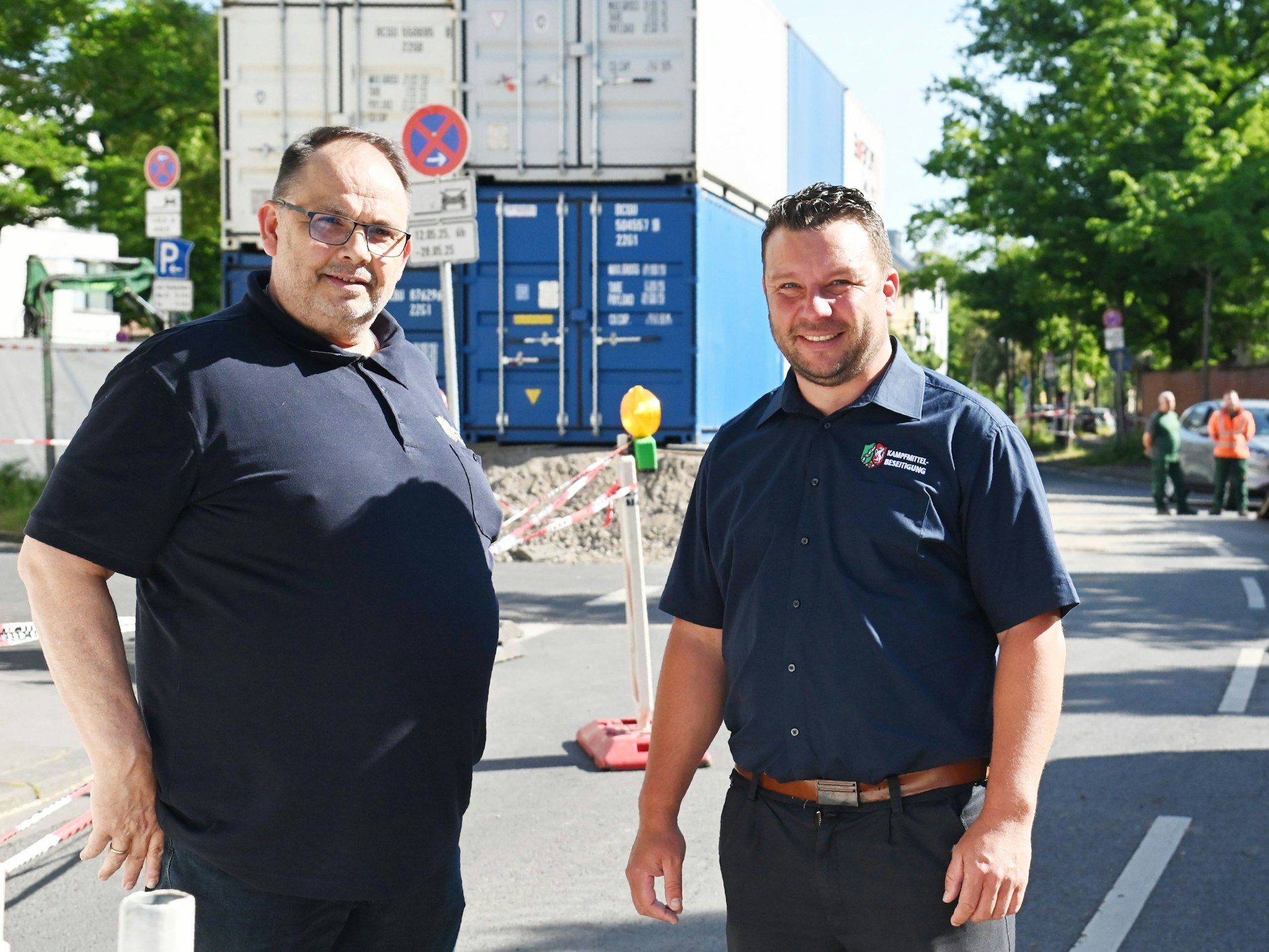 Zwei Männer stehen auf einer Straße.