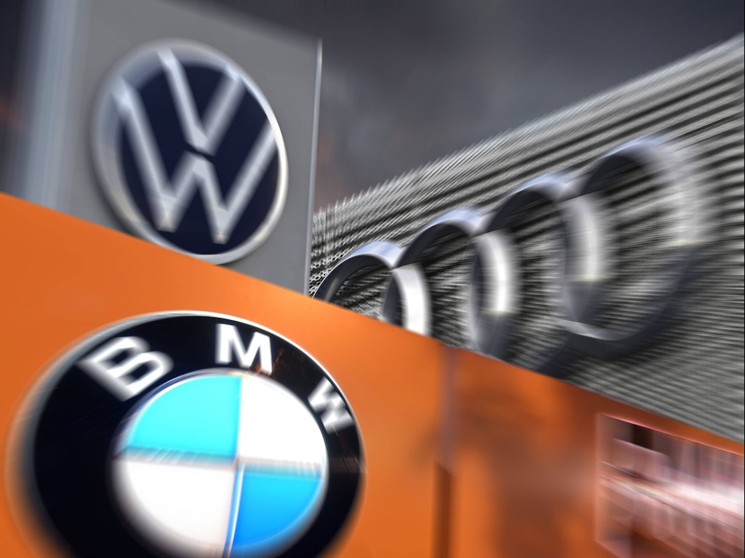 Eine Fotomontage mit den Logos von BMW, Audi und VW.