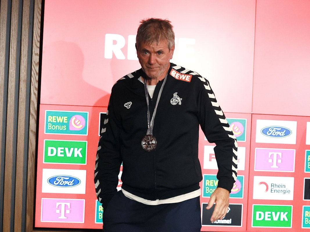 Friedhelm Funkel mit seiner Meister-Medaille nach dem FC-Aufstieg.
