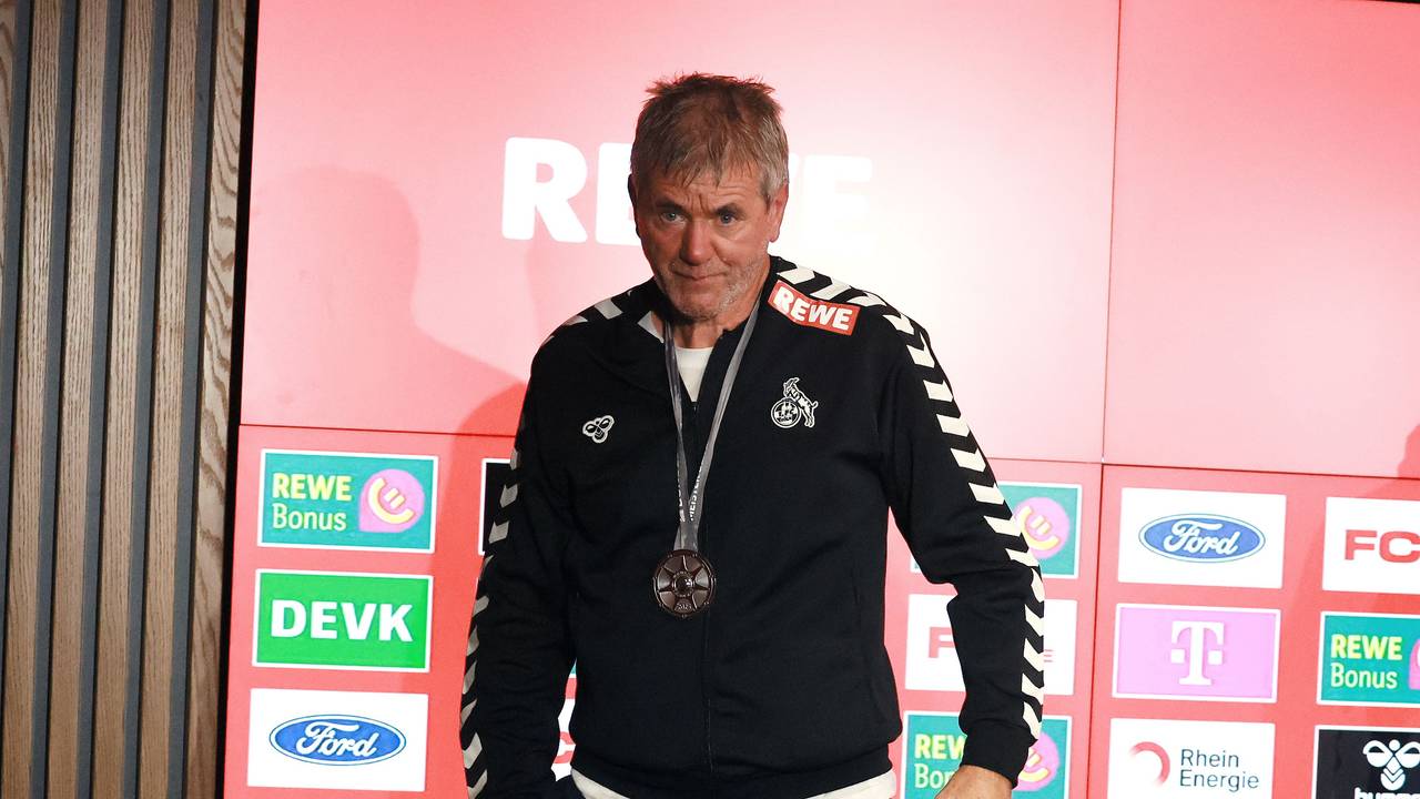 Friedhelm Funkel mit seiner Meister-Medaille nach dem FC-Aufstieg.