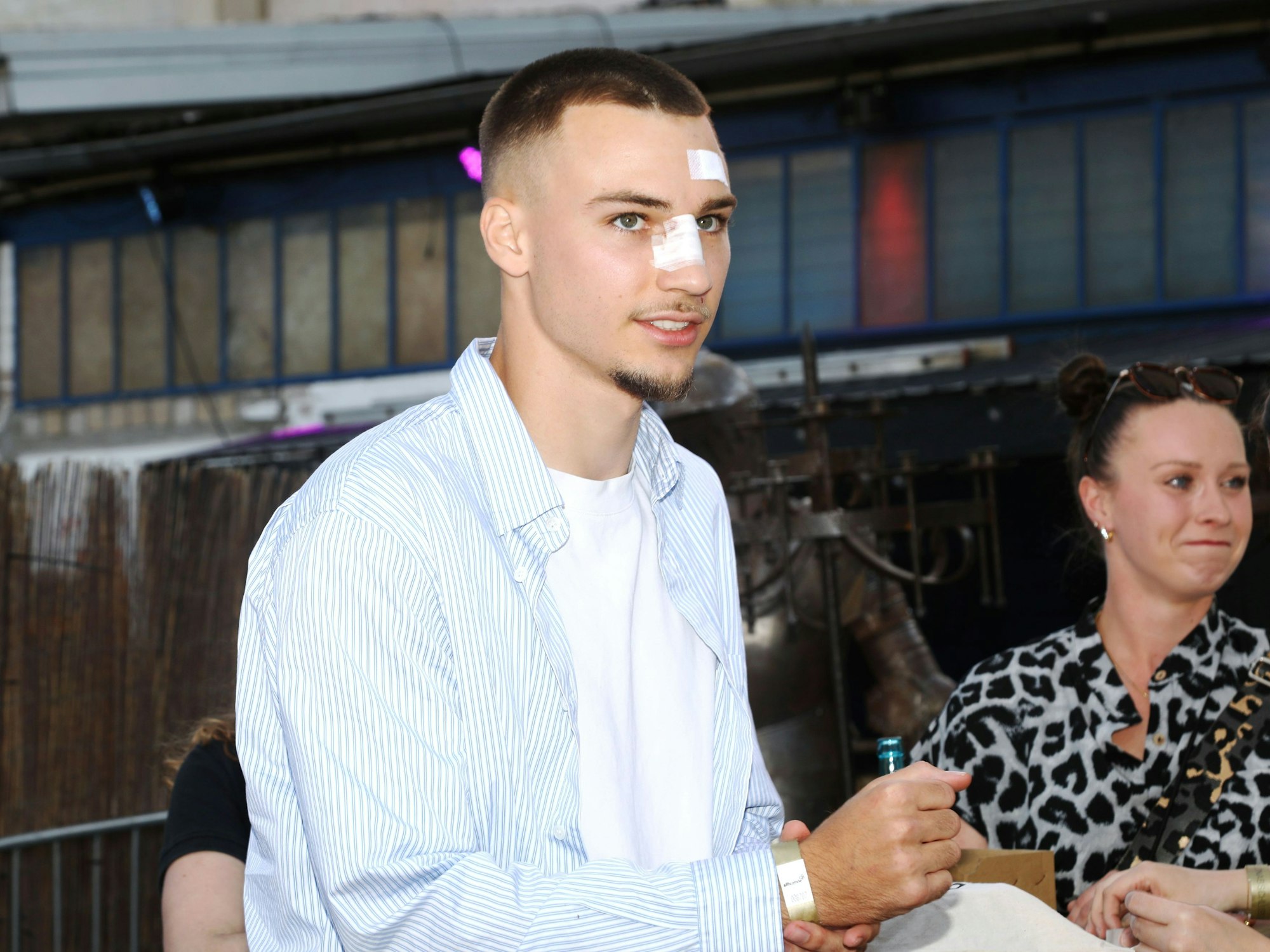 FC-Stürmer Tim Lemperle am Montag (19. Mai 2025) auf der Saison-Abschlussfeier des 1. FC Köln.