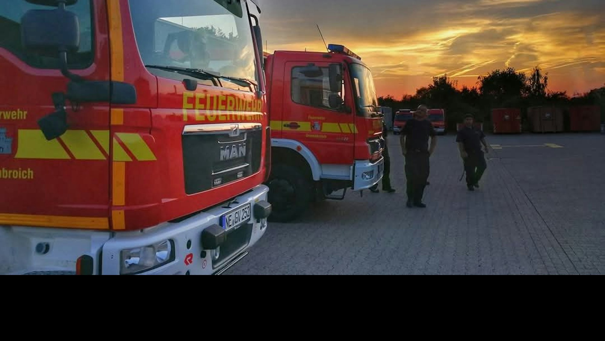 Feuerwehrfahrzeuge im Abendlicht bei einem Einsatz zur Suche eines vermeintlichen Gleitschirmfliegers im Kraftwerk Neurath