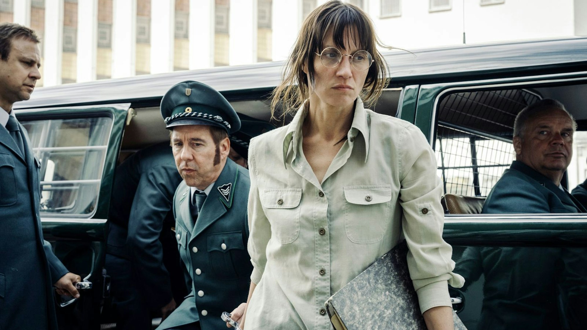 Ulrike Meinhof (Tatiana Nekrasov) kommt in der JVA Stuttgart Stammheim an. Die Ex-Journalistin wirkt in der Gruppe der übrigen Gefangenen etwas isoliert. (Bild: SWR/Hendrik Heiden)