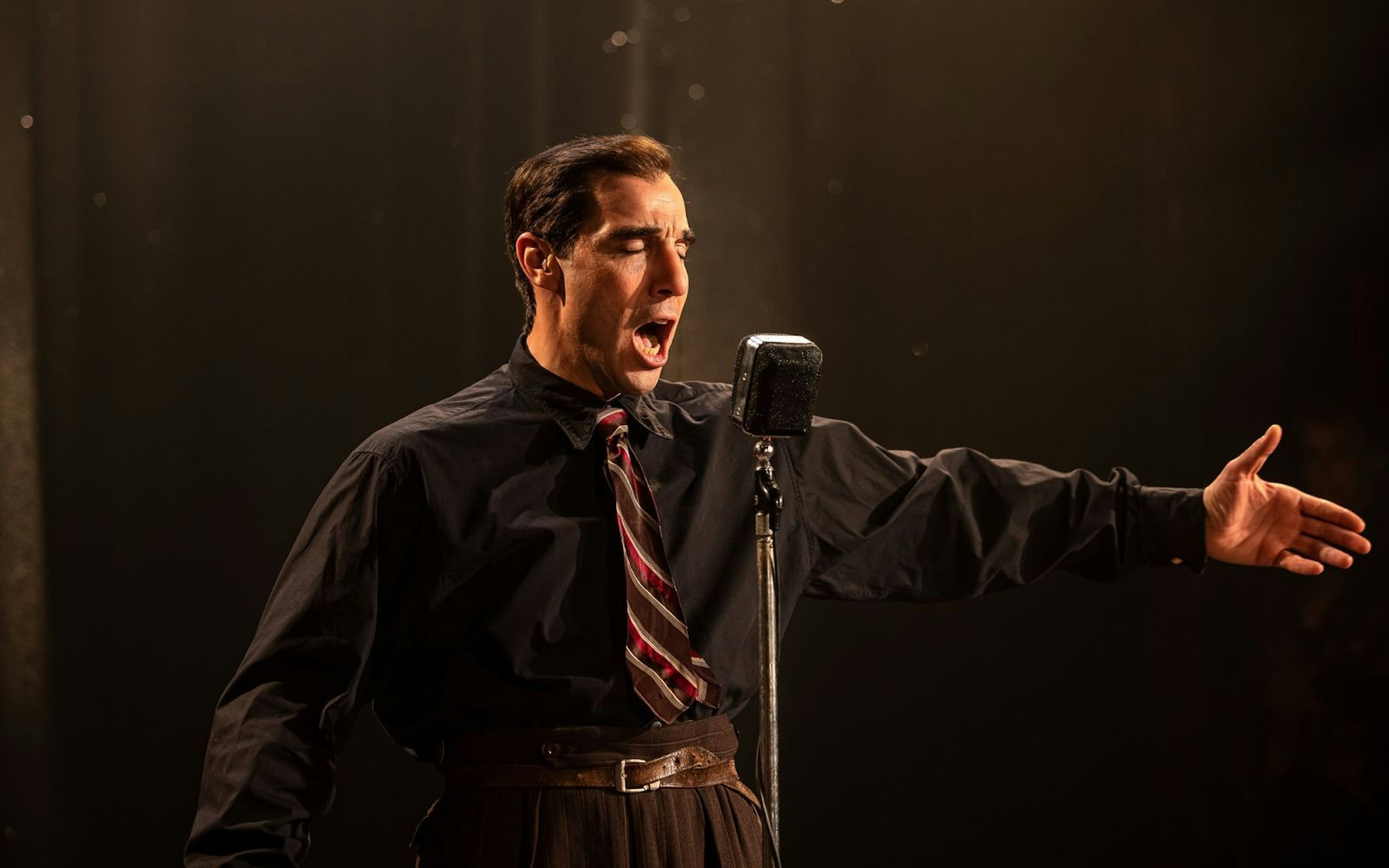 Er gib den „Monsieur Aznavour“: Tahar Rahim wurde für seine Darbietung als Charles Aznavour für einen César als bester Schauspieler nominiert. (Bild: Weltkino/Antoine Agoudjian)