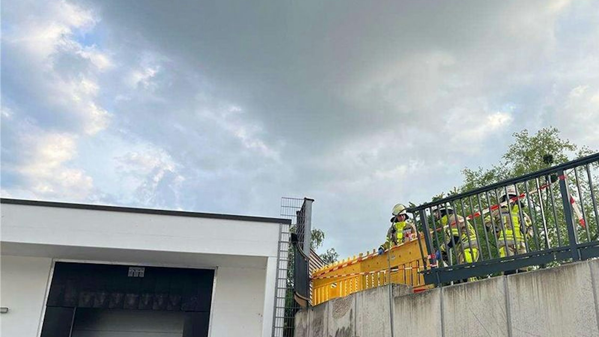 Unfallstelle in Angermund, wo ein Auto eine Brüstung durchbrochen hat und in die Tiefe gestürzt ist.