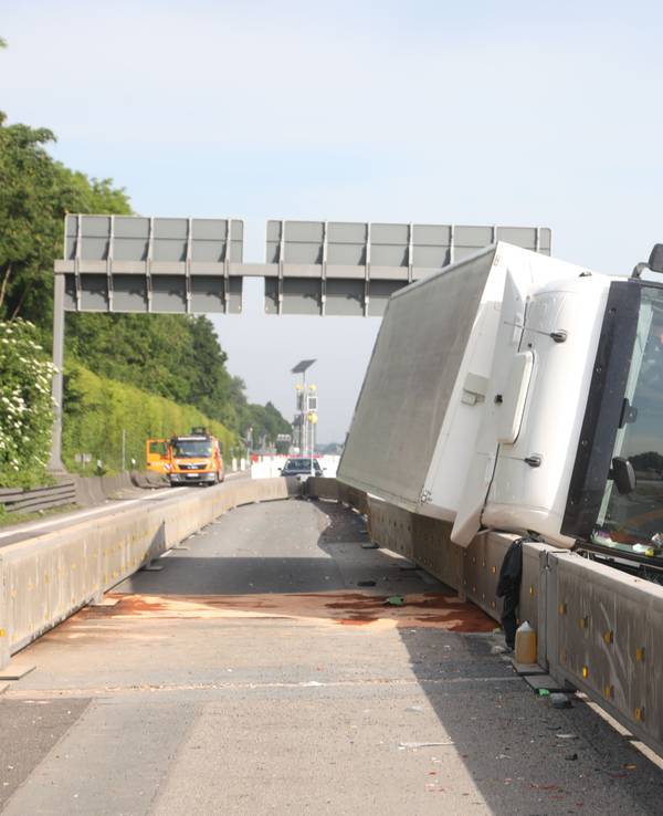 Der umgekippte Lkw am 21. Mai 2025 auf der A4.