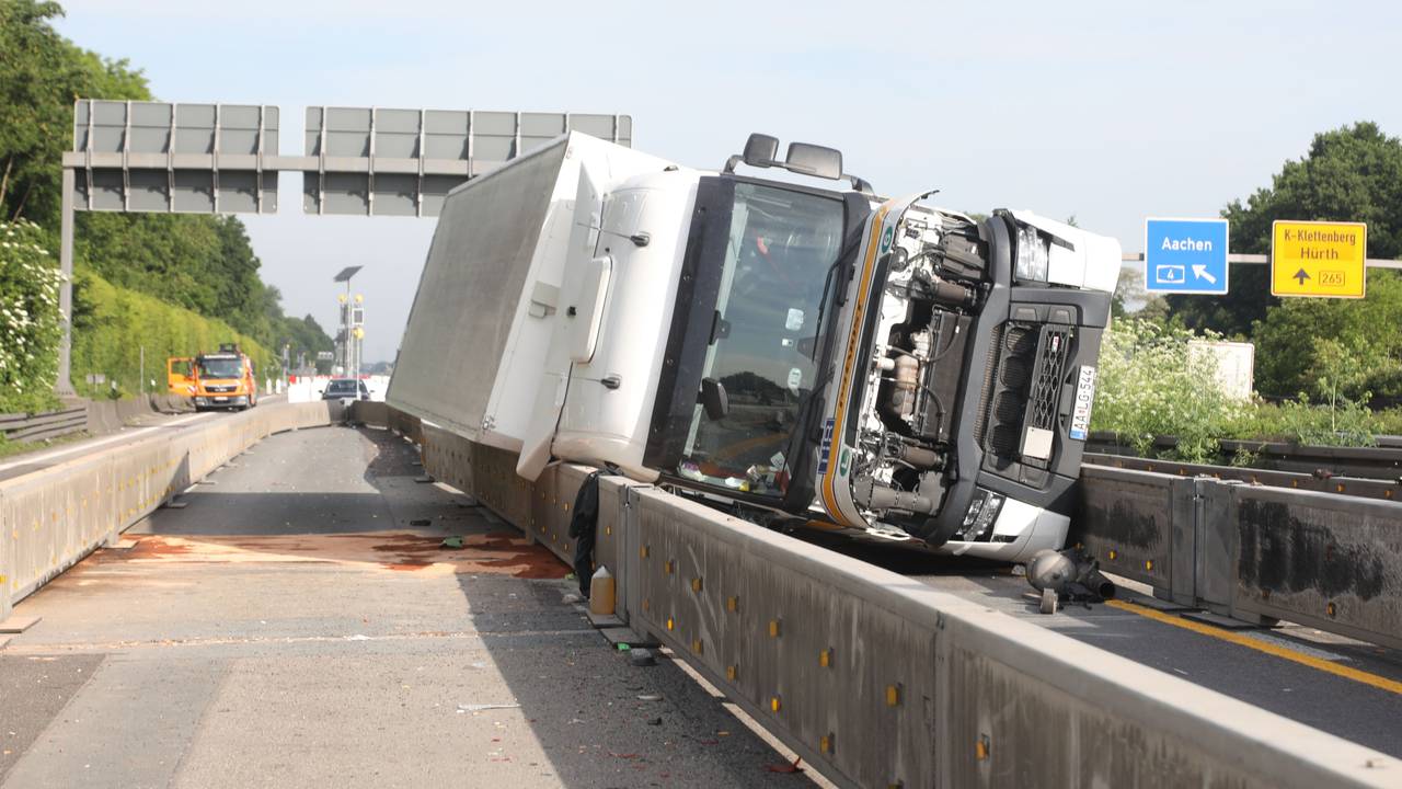 Der umgekippte Lkw am 21. Mai 2025 auf der A4.