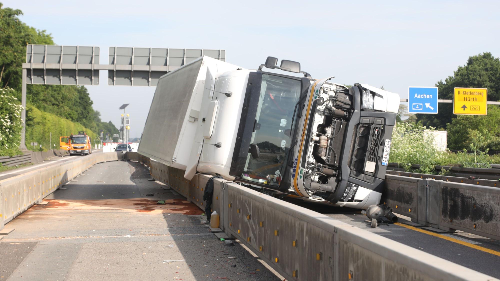 Der umgekippte Lkw am 21. Mai 2025 auf der A4.