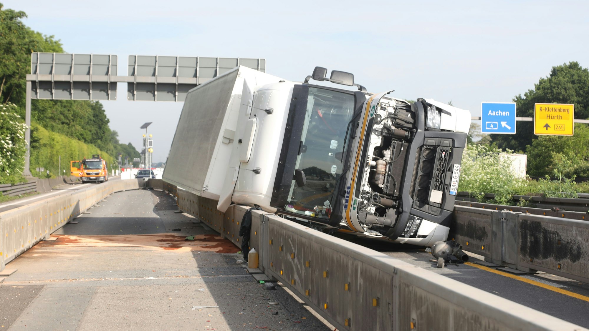 Der umgekippte Lkw am 21. Mai 2025 auf der A4.