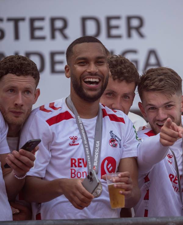 Florian Kainz, Linton Maina, Luca Waldschmidt und Jan Thielmann haben die Meisterschale der 2. Bundesliga fest im Blick.