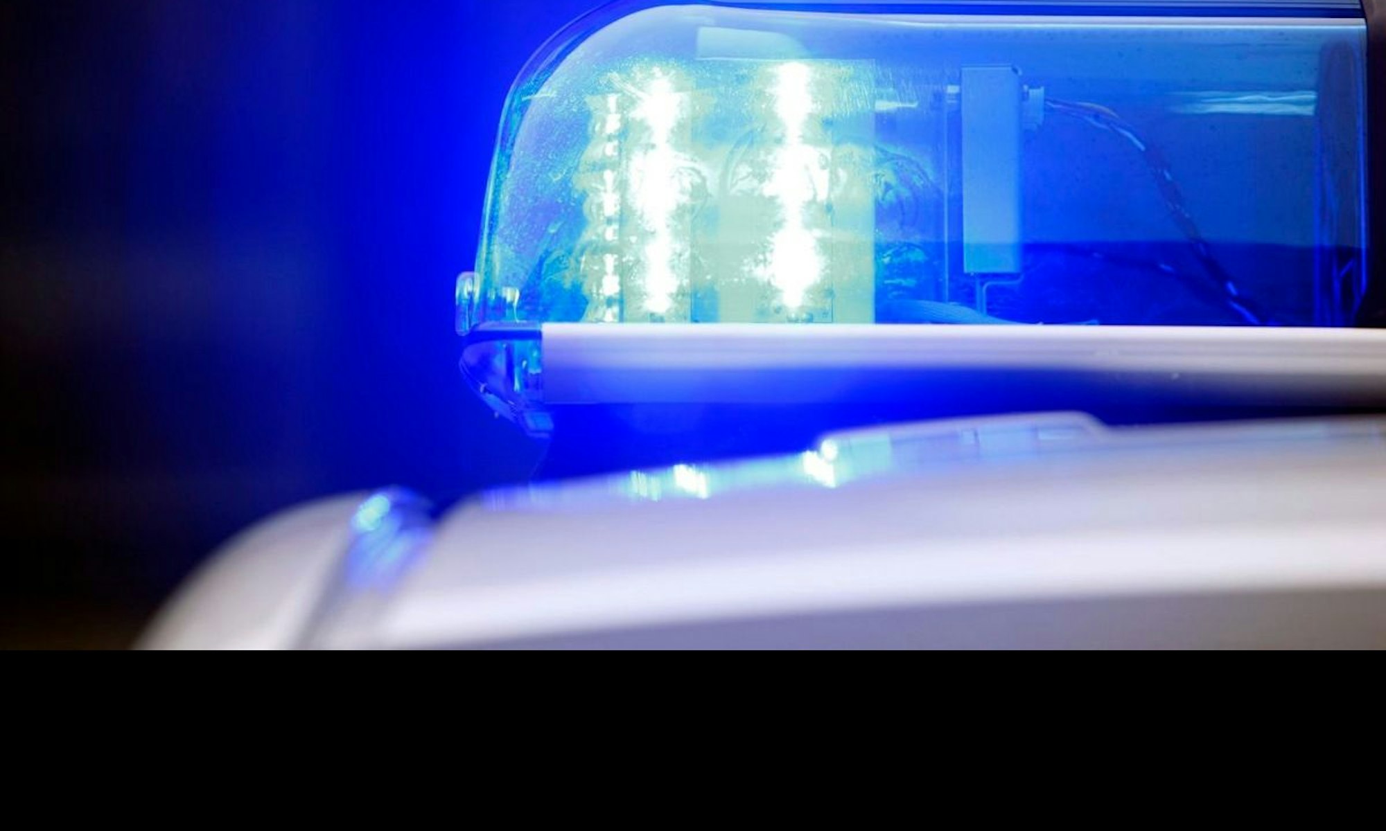 Blaulicht der Polizei. Eine 67-jährige Frau wurde in Erkrath-Hochdahl Opfer einer gefährlichen Körperverletzung.