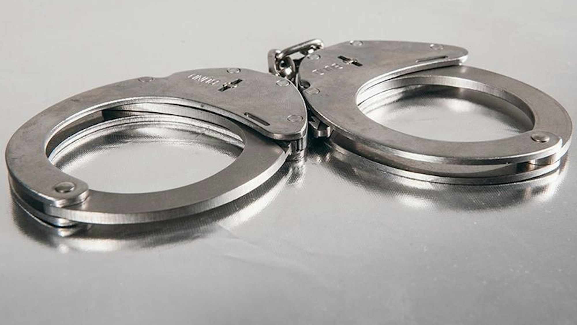 Handschellen symbolisieren die Festnahmen durch die Bundespolizei. Im Rahmen von Grenzkontrollen wurden drei Männer wegen verschiedener Vergehen festgenommen.