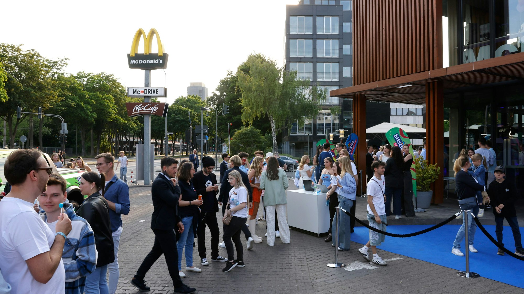 Blick von außen auf den McDonald's an der Aachener Straße.