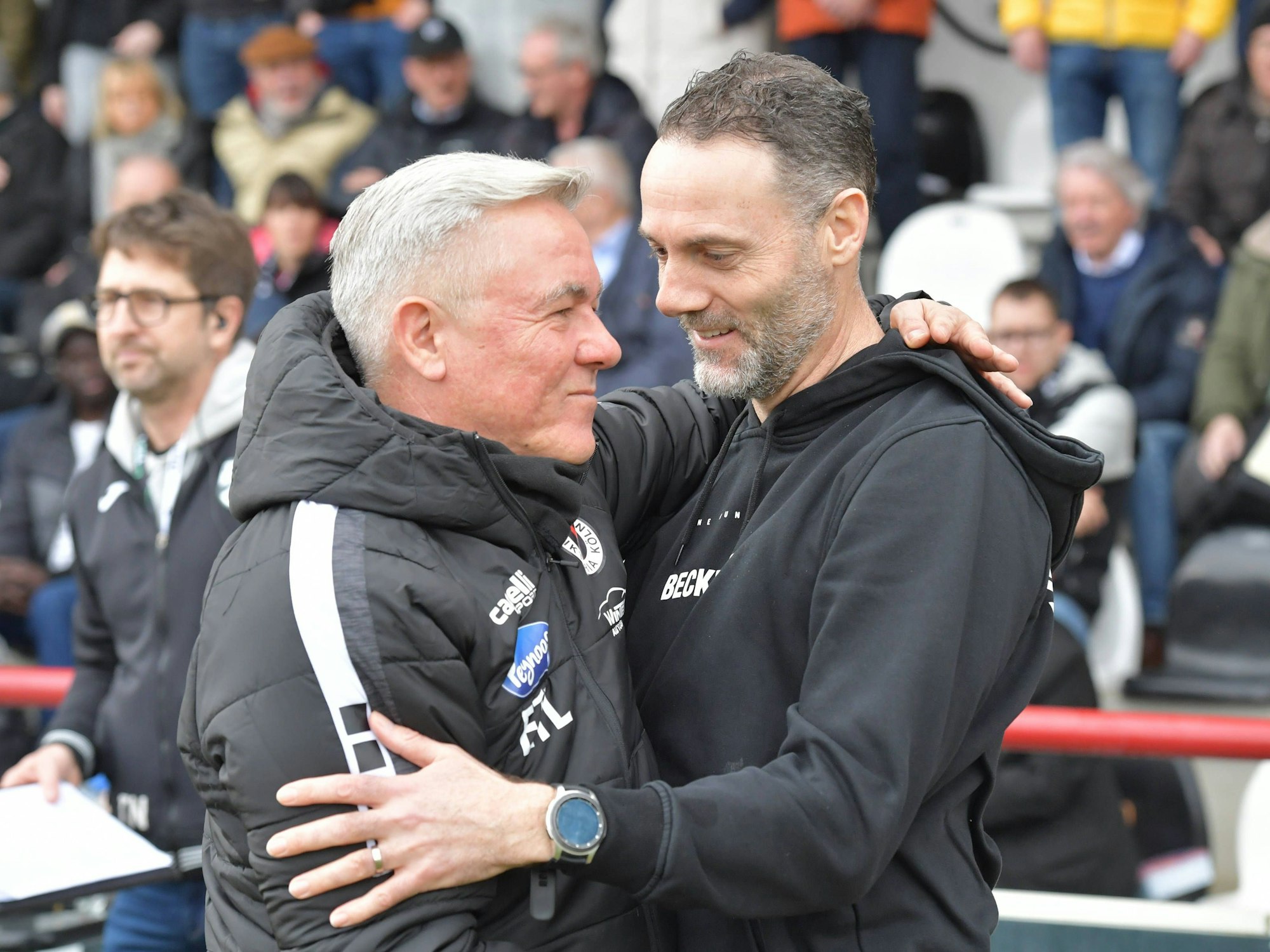 Alexander Ende und Olaf Janßen begrüßen sich.