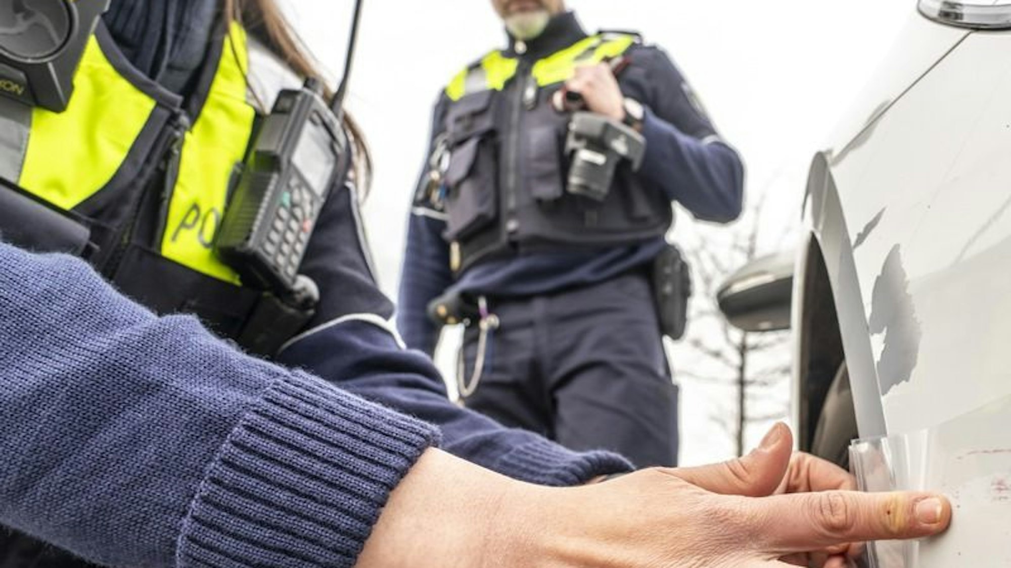 Handschellen symbolisieren Straftat bei Verkehrsunfallflucht