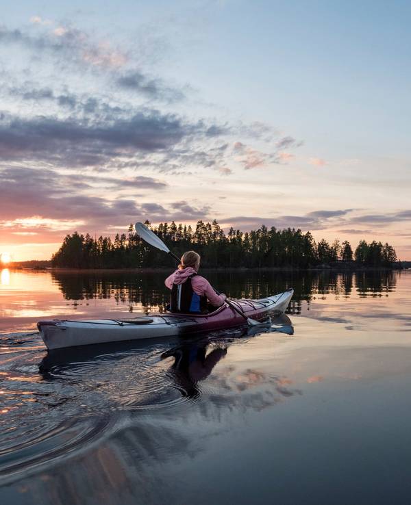 Kajakfahrt bei Sonnenuntergang im Saimaa-Seengebiet.