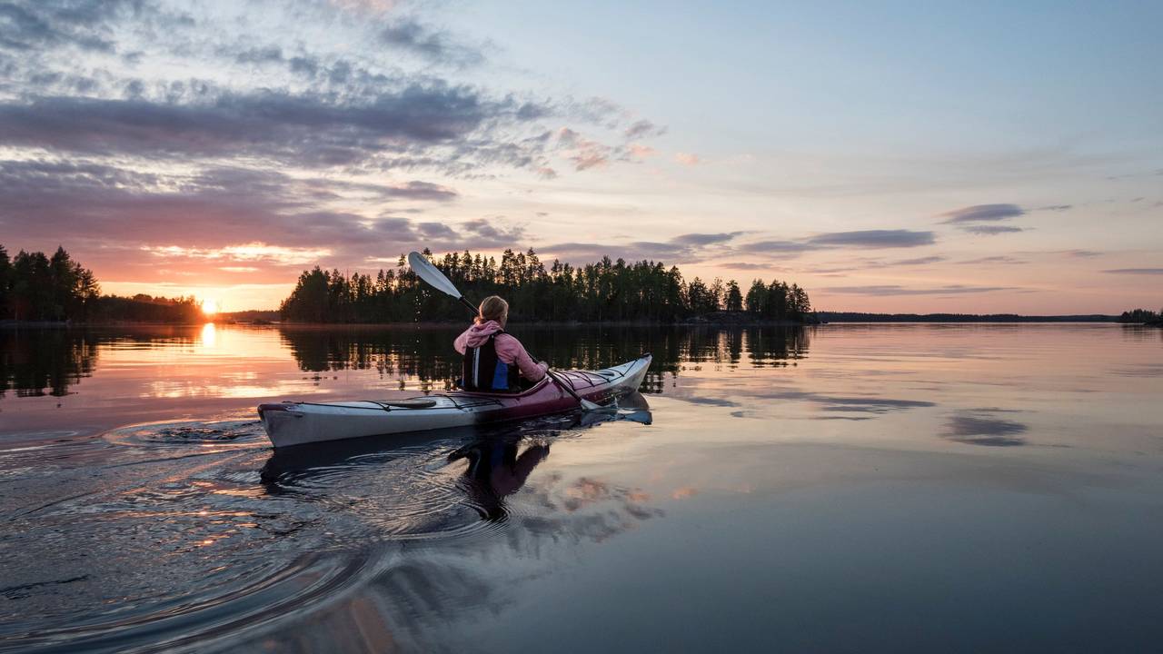 Kajakfahrt bei Sonnenuntergang im Saimaa-Seengebiet.