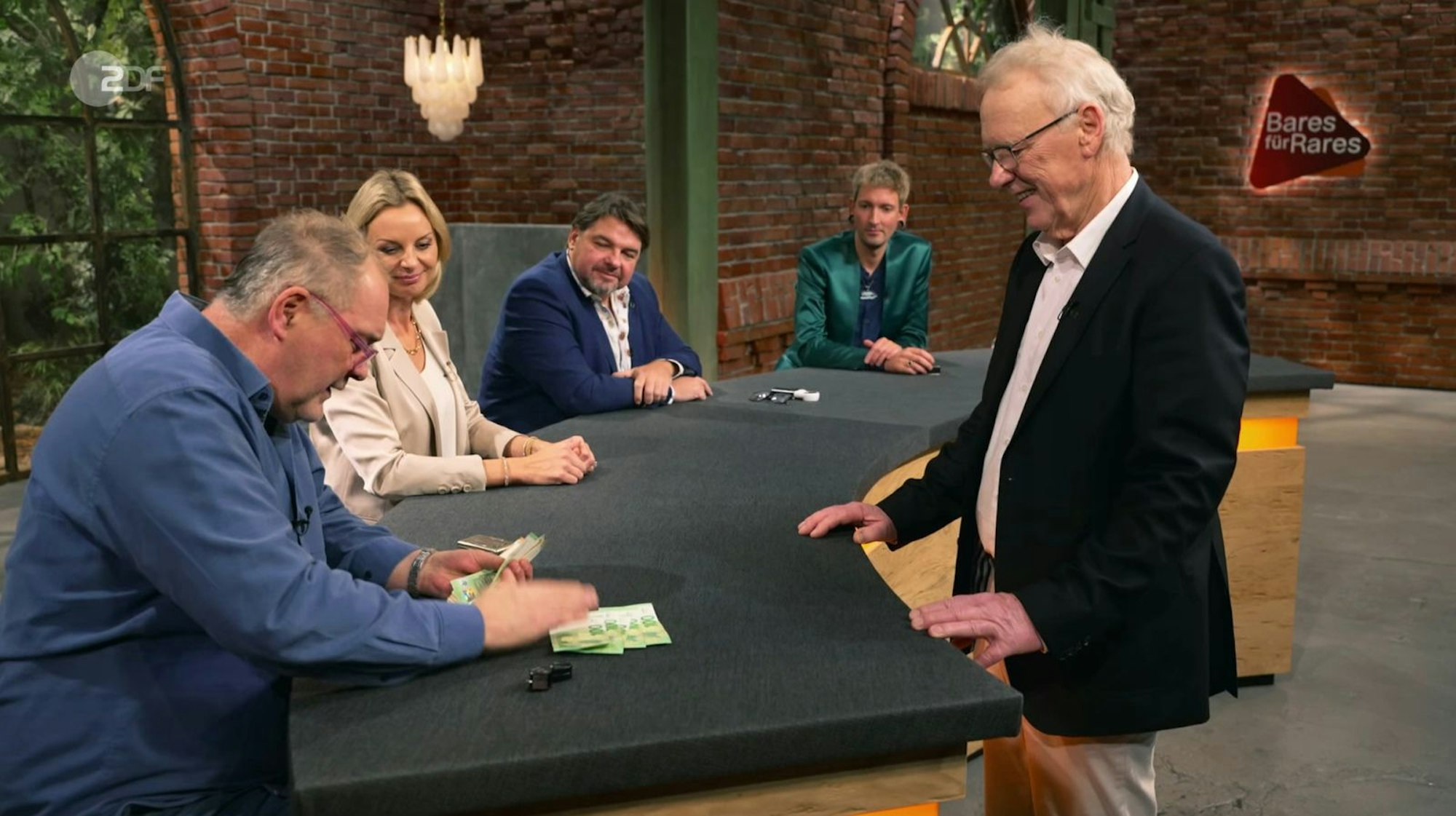 „Alter Schwede, ist die schön“, freute sich Händler Walter Lehnertz über seinen Neuzugang. (Bild: ZDF)