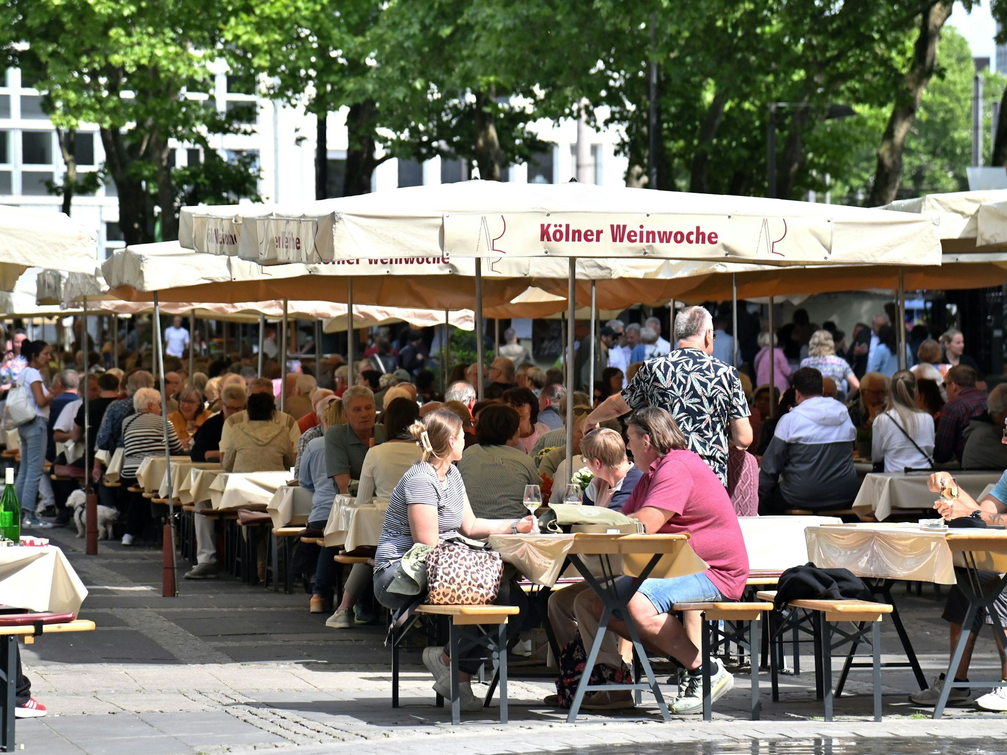 Eröffnung der 51. Kölner Weinwoche auf dem Neumarkt.