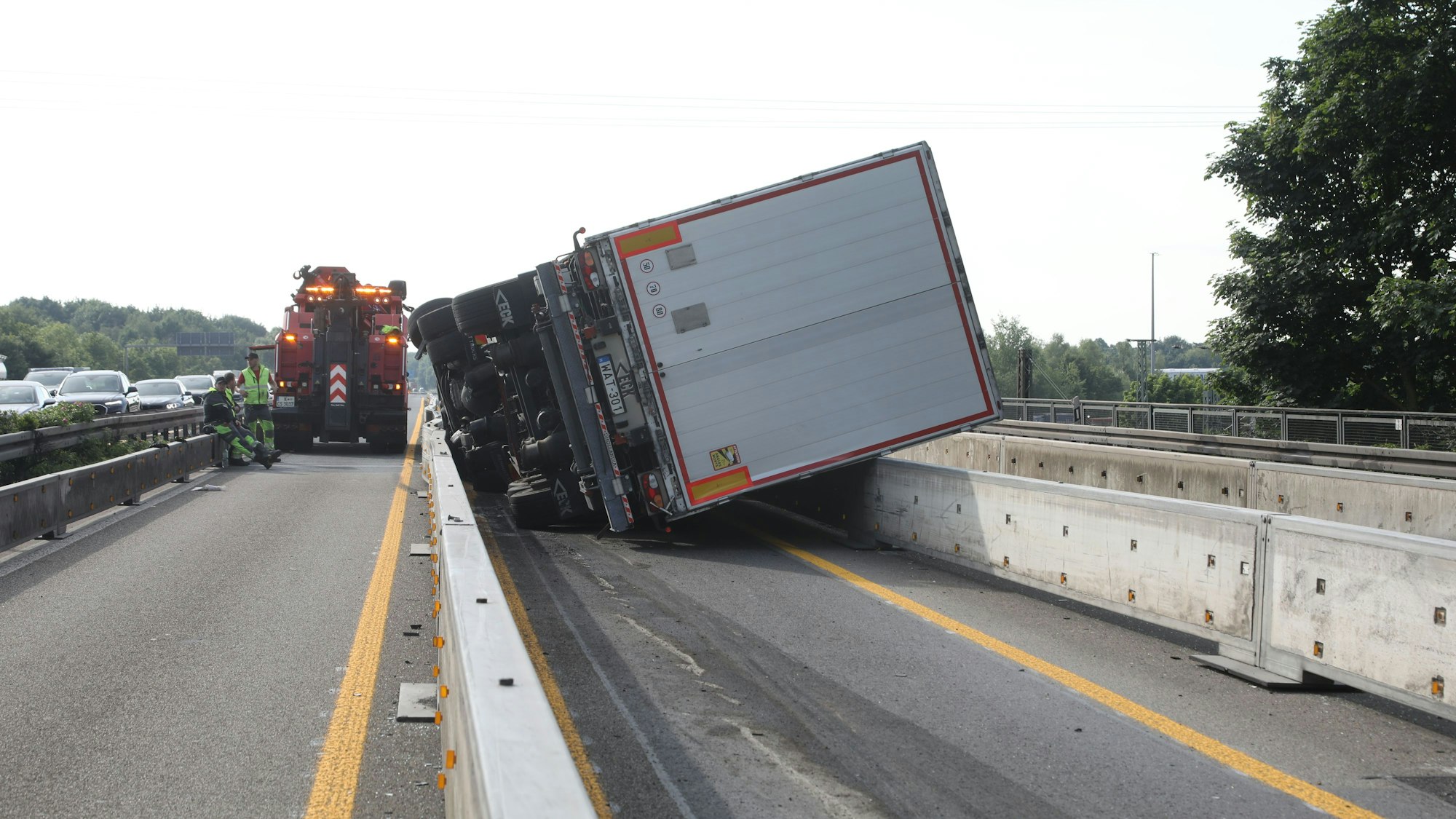 Der Unfall-Lkw liegt am 21. Mai 2025 in der Baustelle auf der A4 auf der Seite.