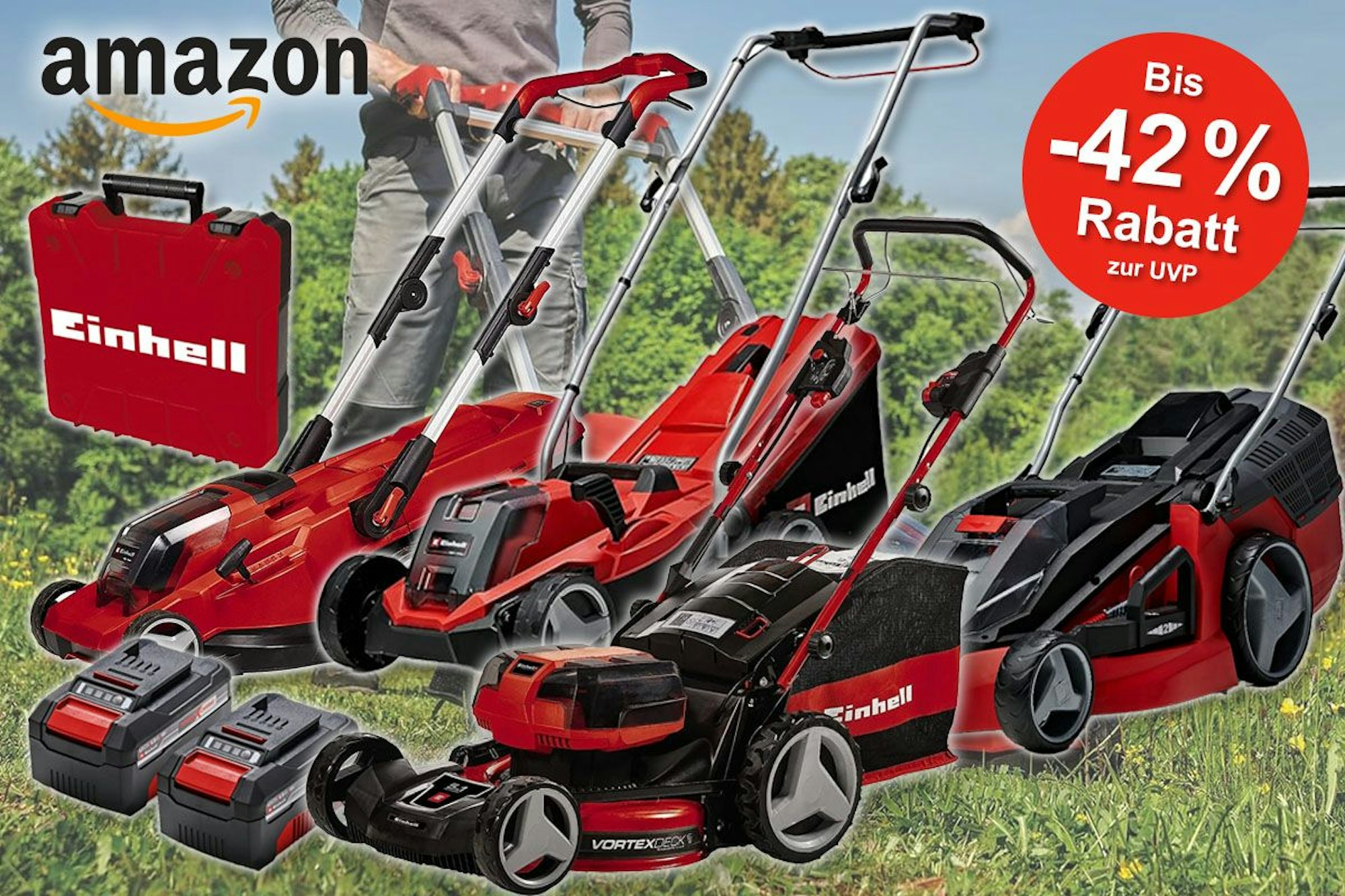 Mann mäht bei sonnigem Wetter im Garten den Rasen. Davor sind mehrere Einhell Akku Rasenmäher Modelle zu sehen.