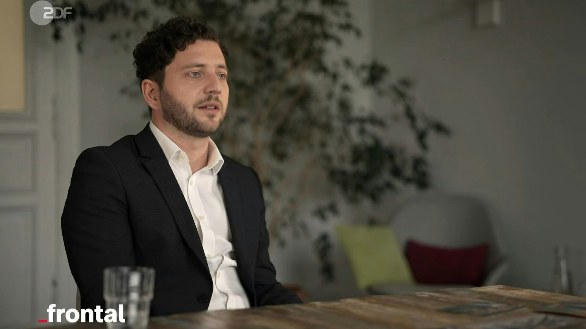 Grünen-Chef Felix Banaszak hat erkannt: „Die Leute finden die Grünen einfach total doof.“ (Bild: ZDF)