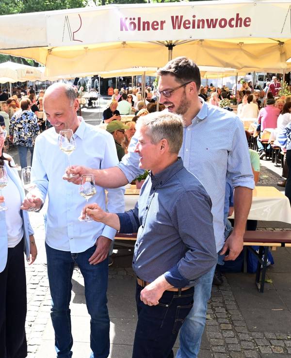 Wilfried Finkenauer, Dr. Ralph Elster, Laura Schlösser, Richard Nägler, Tom Benz, Johannes Ohlig bei der Eröffnung der Kölner Weinwoche.