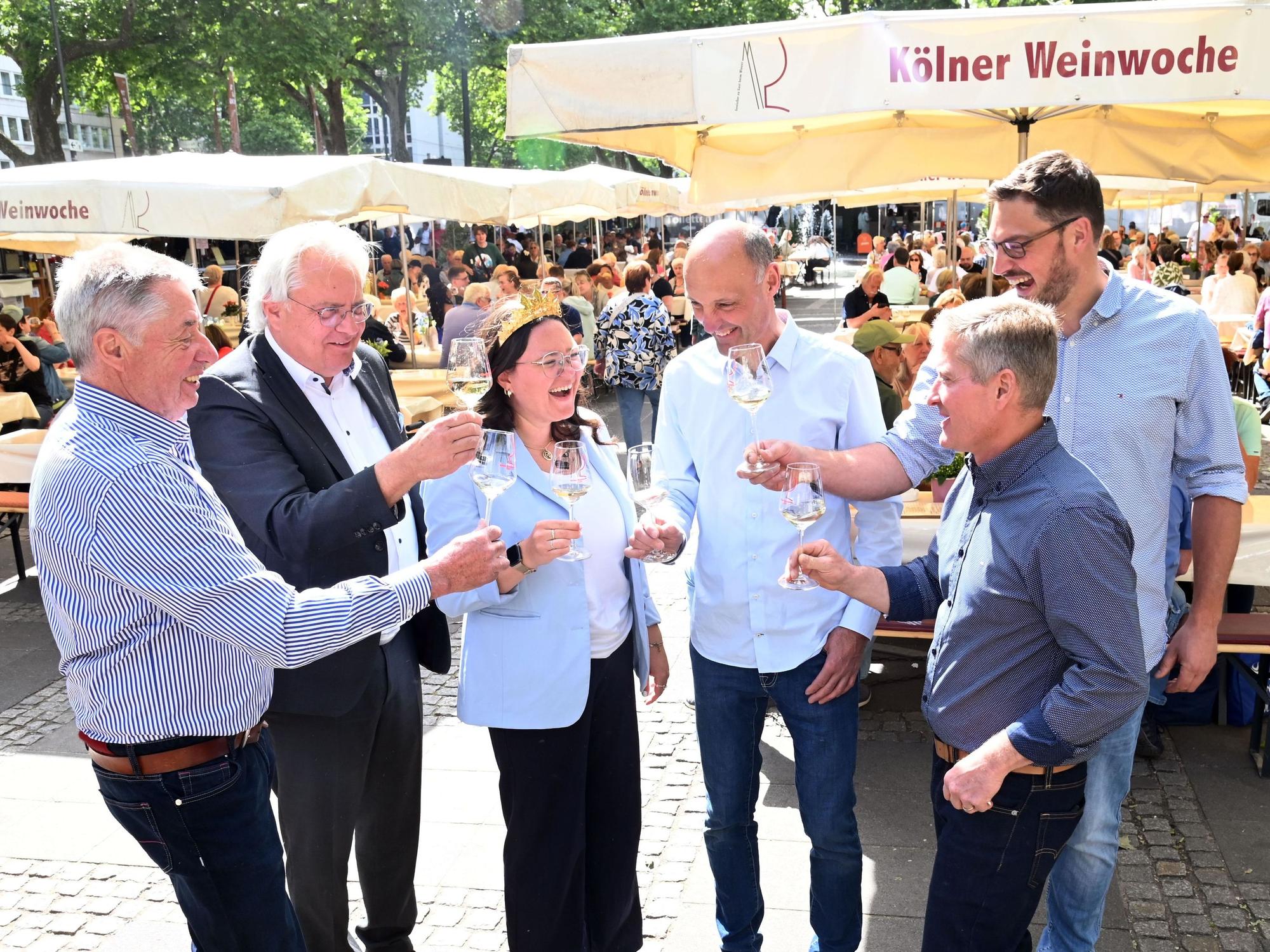 Wilfried Finkenauer, Dr. Ralph Elster, Laura Schlösser, Richard Nägler, Tom Benz, Johannes Ohlig bei der Eröffnung der Kölner Weinwoche.